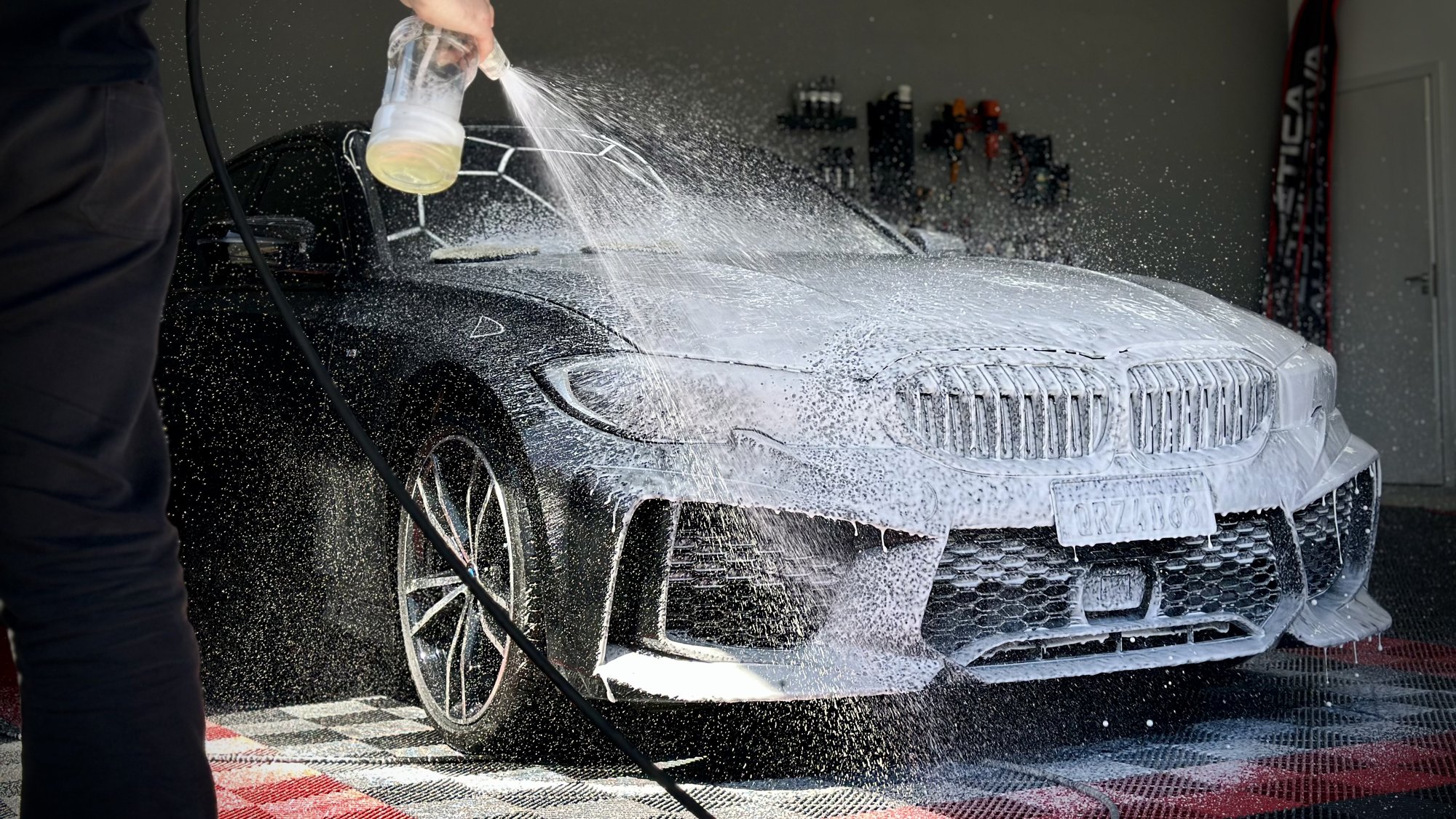 Aplicação de espuma (snow foam) em BMW durante lavagem detalhada na Bolela Estética Automotiva em Pinhais - PR