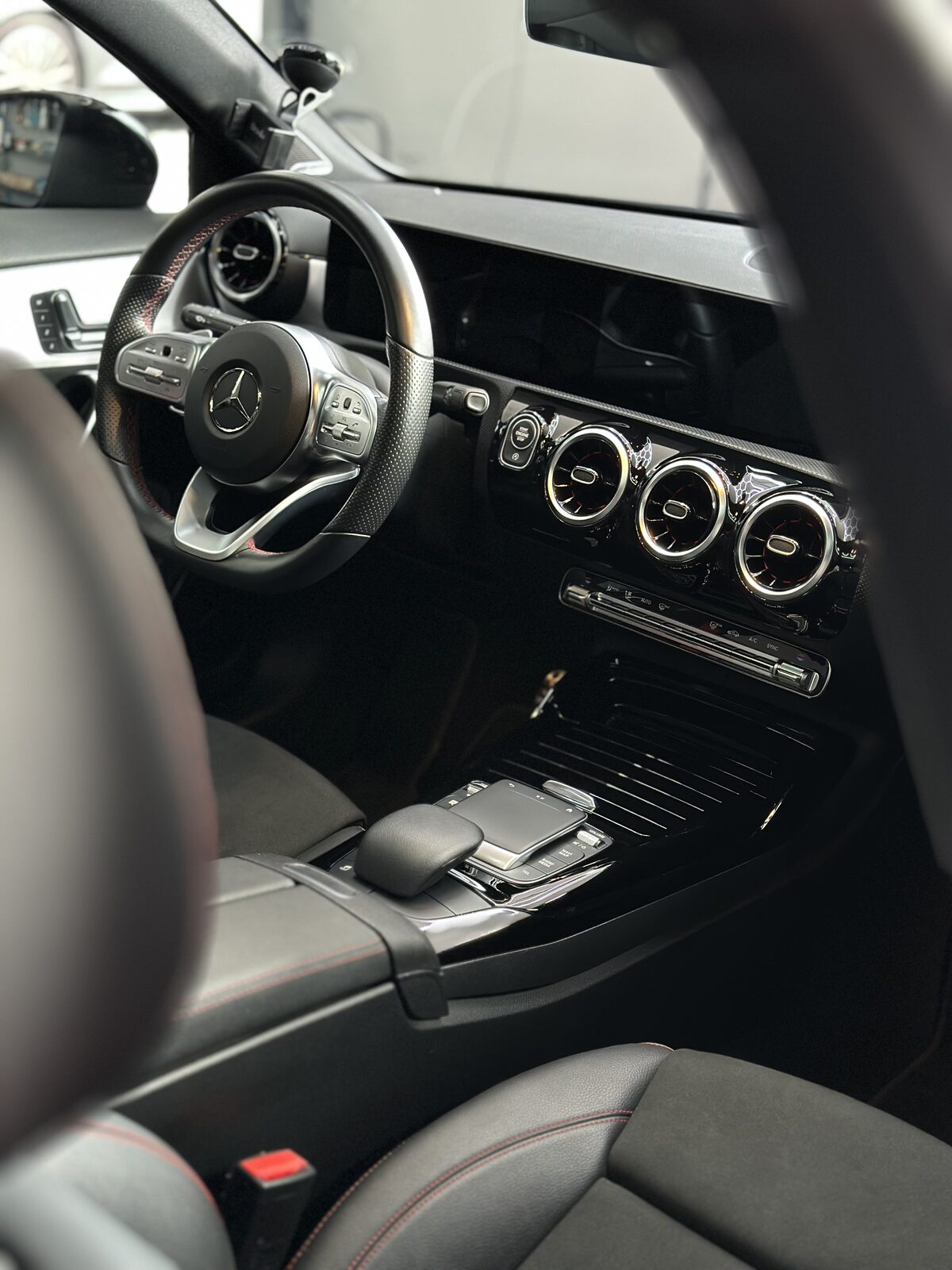 Interior de Mercedes-Benz higienizado com painel e volante impecáveis na Bolela, Pinhais - PR
